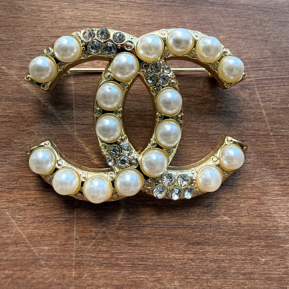 CHANEL Gold and Pearl Crystal Brooch - Picture 7 of 8